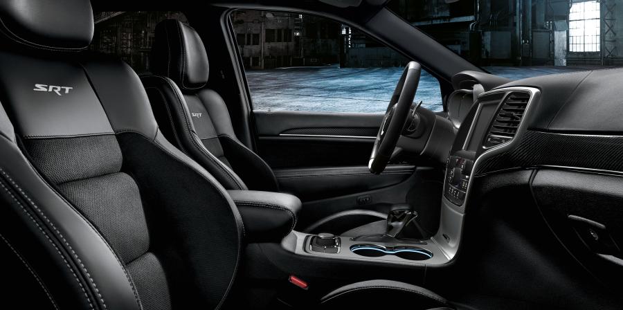 Интерьер Jeep Grand Cherokee SRT 2016 года  (WW) (фото 2 из 9)